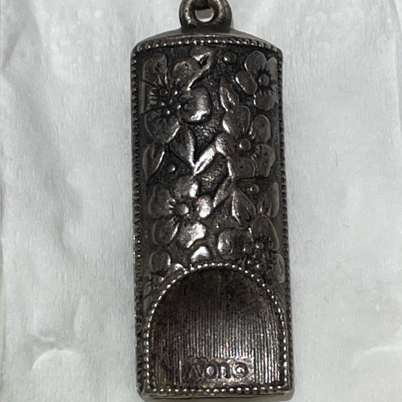 Vintage 1975 AVON Silver Pendant Necklace Whistle. - Picture 6 of 9